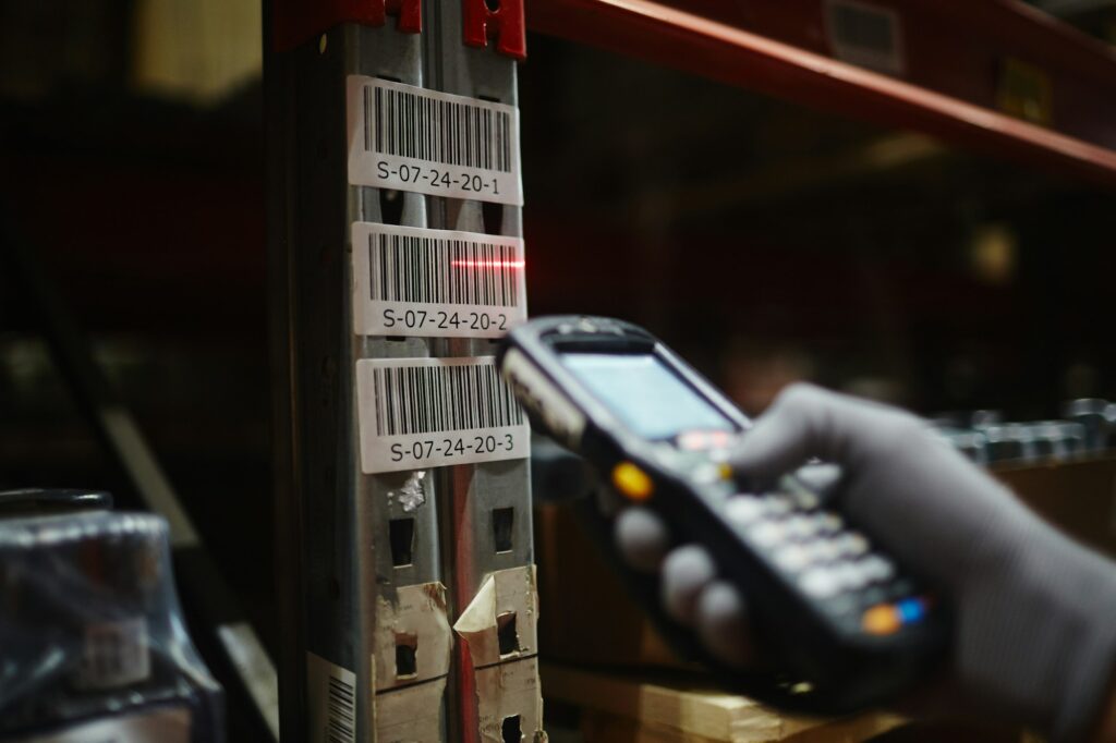 Os leitores de código de barras revolucionaram a forma como as empresas operam, proporcionando agilidade, precisão e eficiência nos processos. Eles são a mudança que sua empresa precisa para se manter competitiva no mercado atual. A Opta Code, com sua vasta experiência em automação, gestão e tecnologia, oferece soluções completas em leitores de código de barras, ajudando empresas a otimizar operações, reduzir custos e melhorar a satisfação dos clientes.